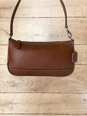 Vintage Coach Hampton Demi 7785 British Tan Leather Y2K Shoulder Bag Purse